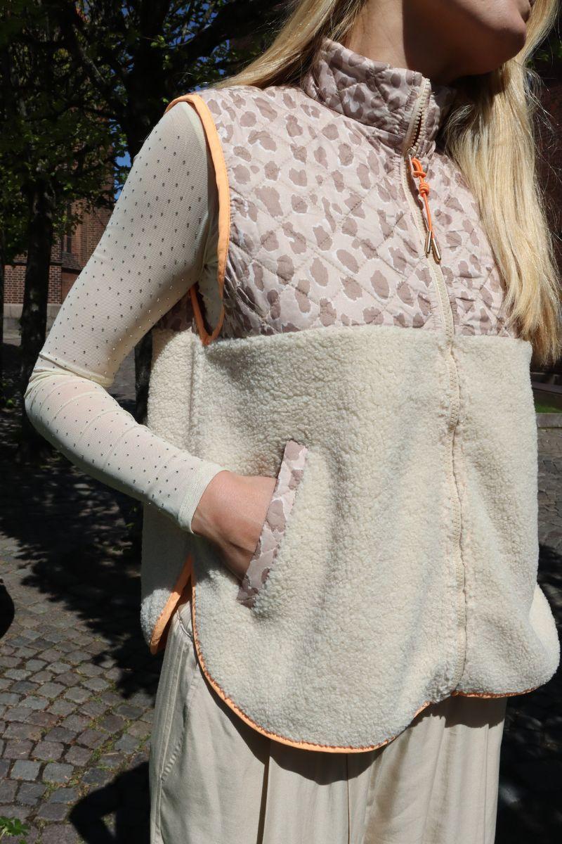 Teddy Leo Vest | Creme Pale Lux Leo Neon Orange | Vest fra Liberté