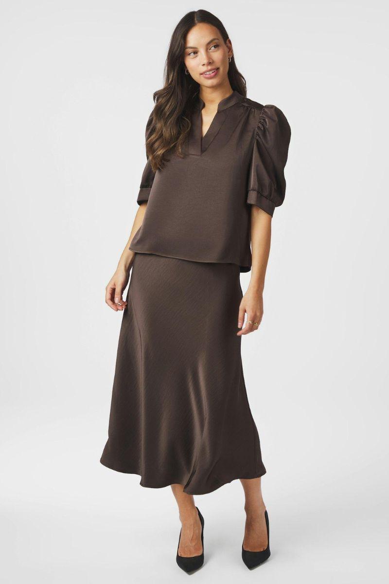 Roella Heavy Sateen Blouse | Dark Brown | Bluse fra Neo Noir