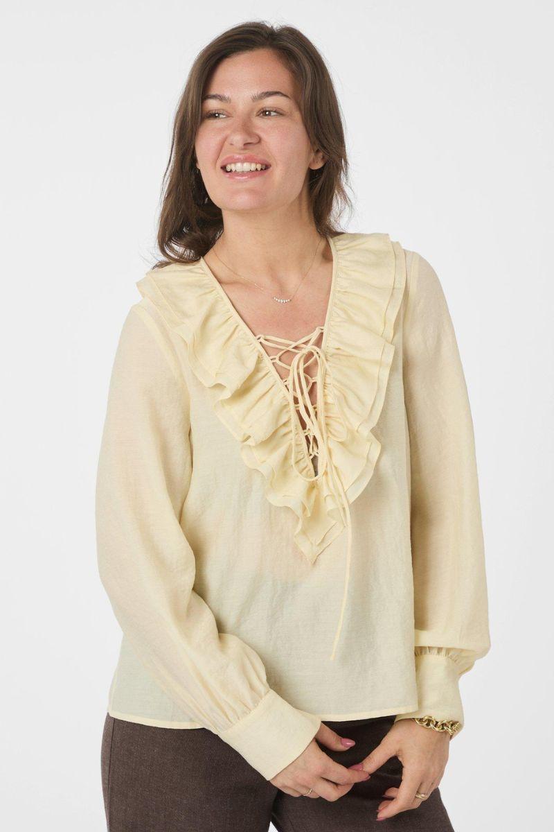 Katarina Crepe Ruffle Blouse | Light Yellow | Bluse fra Neo Noir