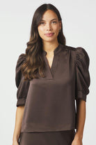 Roella Heavy Sateen Blouse | Dark Brown | Bluse fra Neo Noir