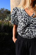 Siona V-ringad blus | Svart blomma