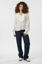 Aminea Ruffle Blouse | White | Bluse fra Neo Noir
