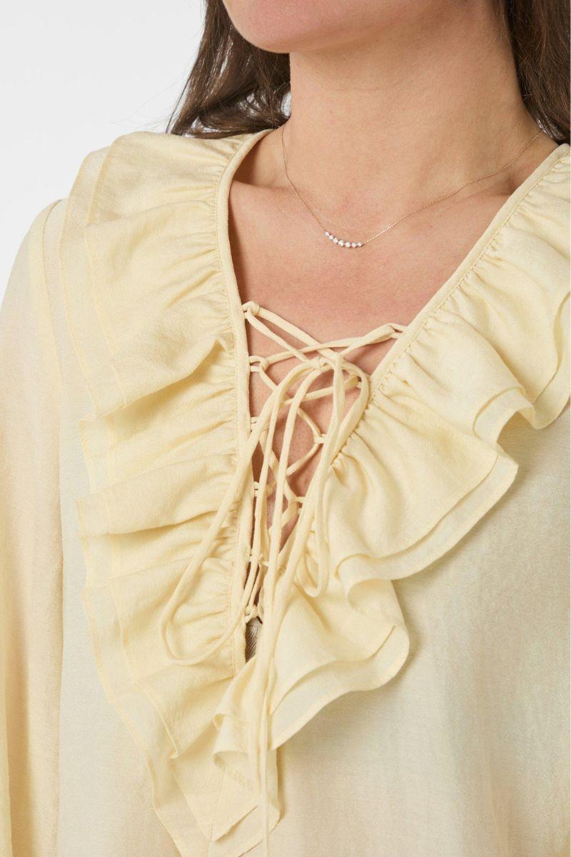 Katarina Crepe Ruffle Blouse | Light Yellow | Bluse fra Neo Noir