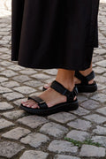 Linje | Svart/Svart | Sandaler från Woden