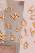 Vridigt bokstavshalsband | Guld