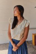 Topp med gyllene blommor och volanger | Beige